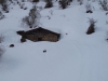 cabaña semicubierta por la nieve en Vicenturo