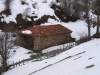 cabaña junto al camino