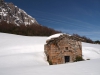 Cabaña con nieve en la Vega